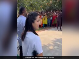 Sunny Leone की एक झलक पाने के लिए इस तरह बेताब नजर आए फैंस,  बॉलीवुड के बाद अब टॉलीवुड  में जल्द नजर आएंगी एक्ट्रेस Sunny Leone की एक झलक पाने के लिए इस तरह बेताब नजर आए फैंस,  बॉलीवुड के बाद अब टॉलीवुड  में जल्द नजर आएंगी एक्ट्रेस