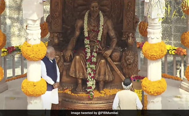 PM Narendra Modi unveils Shivaji Maharaj statue in Pune municipal ...