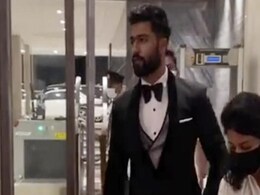 सूट-बूट पहन अवार्ड फंक्शन में अकेले पहुंचे विक्की कौशल, फैंस ने पूछा- कैटरीना कहां है? देखें Video सूट-बूट पहन अवार्ड फंक्शन में अकेले पहुंचे विक्की कौशल, फैंस ने पूछा- कैटरीना कहां है? देखें Video