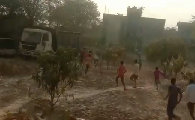 बिहार : पुलिस हिरासत में युवक की मौत से गुस्साए परिजनों ने फूंक दिया थाना, पुलिसवालों को दौड़ा-दौड़ाकर पीटा, एक जवान की भी मौत