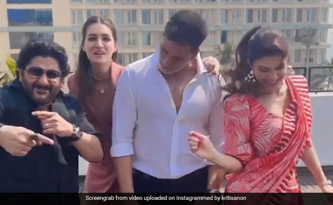 <i>Bachchan Paandey</i>: Akshay Kumar, Kriti, And Others Dance To <i>Saare Bolo Bewafa</i>