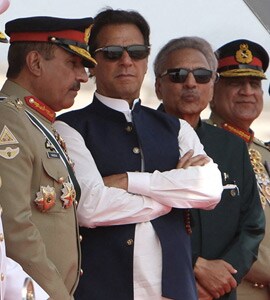 Mysterious Bill Gates Photo Highlights Imran Khan's Army Crisis