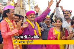 सुर लय और ताल की पिचकारी से व्यंगों के रंग के फुहार के साथ वाराणसी के घाट पर होली की धूम सुर लय और ताल की पिचकारी से व्यंगों के रंग के फुहार के साथ वाराणसी के घाट पर होली की धूम