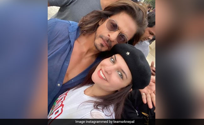 <i>Pathaan</i>: When In Spain, Shah Rukh Khan Clicks Selfies With Fans. Bonus - Viral New Look