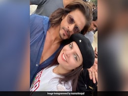 <i>Pathaan</i>: When In Spain, Shah Rukh Khan Clicks Selfies With Fans. Bonus - Viral New Look <i>Pathaan</i>: When In Spain, Shah Rukh Khan Clicks Selfies With Fans. Bonus - Viral New Look