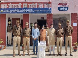 UP Polls: गाजीपुर में शराब और पैसे बांटते पकड़े गए बीजेपी मंडल अध्यक्ष UP Polls: गाजीपुर में शराब और पैसे बांटते पकड़े गए बीजेपी मंडल अध्यक्ष