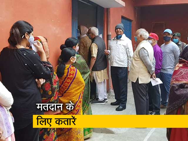 UP: वाराणसी में मतदान के लिए लगी कतारें, अर्दली बाजार के बूथ पर मतदान रुकने से लोग नाराज 