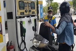 Petrol-Diesel Price: लगातार 12 वें दिन भी नहीं बढ़े दाम, जानें अपने शहर का Fuel Price Petrol-Diesel Price: लगातार 12 वें दिन भी नहीं बढ़े दाम, जानें अपने शहर का Fuel Price
