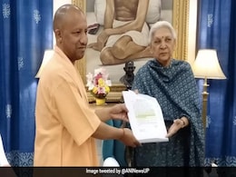 योगी आदित्यनाथ ने की राज्यपाल से मुलाकात, पेश किया सरकार बनाने का दावा योगी आदित्यनाथ ने की राज्यपाल से मुलाकात, पेश किया सरकार बनाने का दावा