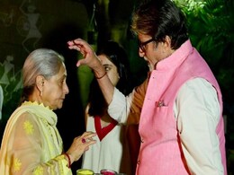 अमिताभ बच्चन ने जया के साथ मनाई होली, फैंस बोले - 'क्यूट जोड़ी' अमिताभ बच्चन ने जया के साथ मनाई होली, फैंस बोले - 'क्यूट जोड़ी'