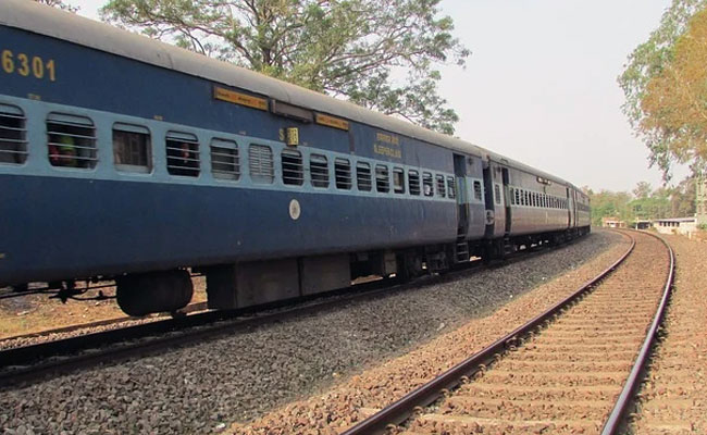 यूपी : पुरुषोत्तम एक्सप्रेस में बम की अफवाह से मचा हडकंप, चार घंटे तक रुकी रही ट्रेन यूपी : पुरुषोत्तम एक्सप्रेस में बम की अफवाह से मचा हडकंप, चार घंटे तक रुकी रही ट्रेन