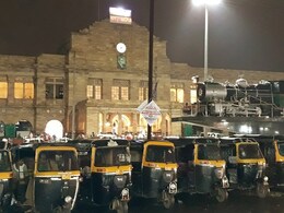 रिक्शा चालक, यात्री ने डेढ़ लाख रुपये नकदी से भरा बैग लौटाया, पुलिस ने किया सम्मानित रिक्शा चालक, यात्री ने डेढ़ लाख रुपये नकदी से भरा बैग लौटाया, पुलिस ने किया सम्मानित