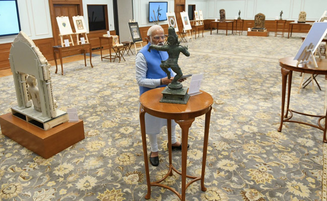 ऑस्ट्रेलिया से भारत लाई गई 29 प्राचीन मूर्तियों का PM नरेंद्र मोदी ने किया अवलोकन, देखें PHOTOS
