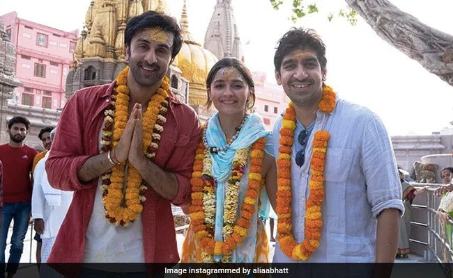 रणबीर कपूर के साथ मंदिर के बाहर भक्ति में लीन नजर आईं आलिया भट्ट, माथे पर तिलक और माला पहने शेयर की फोटो