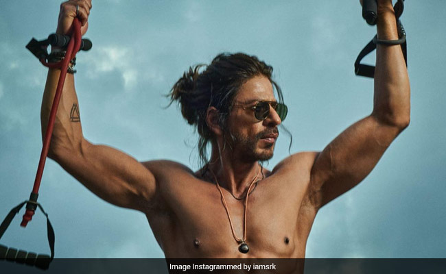 Shah Rukh Khan's Swag Is Unmatched, With Or Without A Shirt