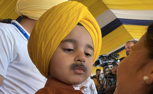 VIDEO: भगवंत मान के शपथ समारोह में 'मिनी मफलरमैन' ने बदला रूप, दोस्‍त करमजीत को 'नए CM' से बड़ी उम्‍मीद