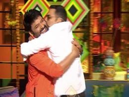 'द कपिल शर्मा शो' में अक्षय कुमार ने कर लिया कपिल को Kiss, वीडियो देख फैंस की भी हो गई बोलती बंद 'द कपिल शर्मा शो' में अक्षय कुमार ने कर लिया कपिल को Kiss, वीडियो देख फैंस की भी हो गई बोलती बंद