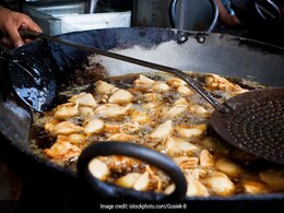 जलेबी वाला समोसा खाकर धोखा खा गए मौसा, कहा- तृतीय विश्व युद्ध करवाया क्या? जलेबी वाला समोसा खाकर धोखा खा गए मौसा, कहा- तृतीय विश्व युद्ध करवाया क्या?