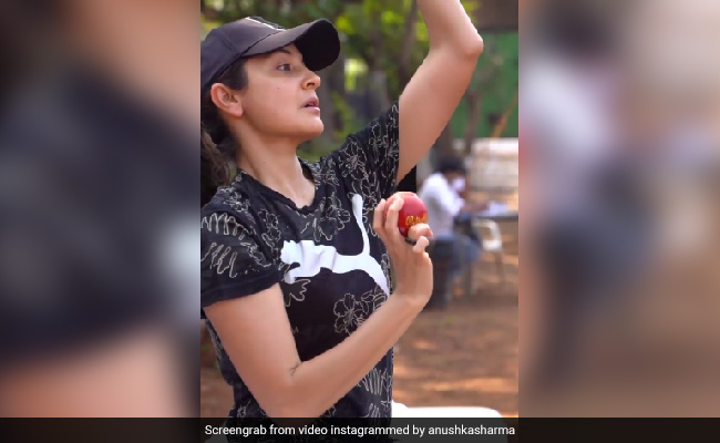 अनुष्का शर्मा ने क्रिकेट खेलते हुए शेयर किया वीडियो तो फैंस बोले- विश्वास नहीं हो रहा कि आप...