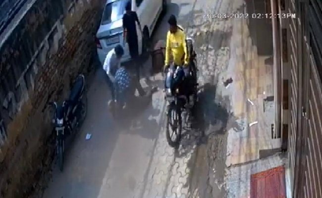 कैमरे में कैद : गाजियाबाद में बीमार बुजुर्ग को कार सवार ने मारी टक्कर