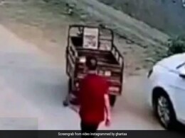 बिना ड्राइवर के अचानक चलने लगी रिक्शा, इस दृश्य को देखने के बाद आप भी हो जाएंगे हैरान बिना ड्राइवर के अचानक चलने लगी रिक्शा, इस दृश्य को देखने के बाद आप भी हो जाएंगे हैरान