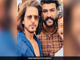 पठान के सेट पर शाहरुख खान ने शर्ट के बटन खोल कर खिंचवाई फोटो तो फैंस बोले- ‘किंग इज बैक’ पठान के सेट पर शाहरुख खान ने शर्ट के बटन खोल कर खिंचवाई फोटो तो फैंस बोले- ‘किंग इज बैक’