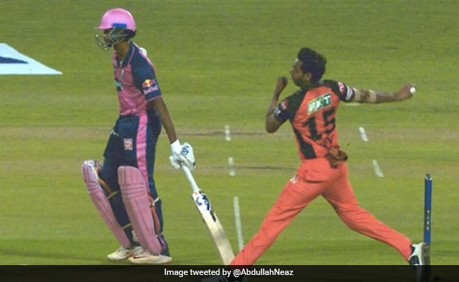 IPL 2022: भुवी ने पहले ही ओवर में किया बटलर को आउट, लेकिन 'NO BALL' के कारण बजा सायरन- Video