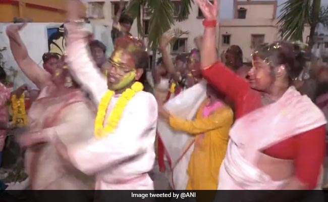 पश्चिम बंगाल में LGBT community के लोगों ने अबीर और फूलों के साथ मनाई होली