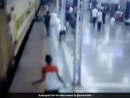 VIDEO : प्रधान आरक्षक ने दिखाया साहस, चलती ट्रेन से उतरने के दौरान गिरे यात्री की बचाई जान VIDEO : प्रधान आरक्षक ने दिखाया साहस, चलती ट्रेन से उतरने के दौरान गिरे यात्री की बचाई जान