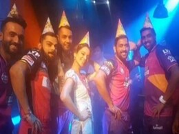 क्वीन के 8 साल हुए पूरे, एमएस धोनी और विराट कोहली के साथ ठुमके लगाते हुए फोटो शेयर कर के कंगना ने लिखी ये बात क्वीन के 8 साल हुए पूरे, एमएस धोनी और विराट कोहली के साथ ठुमके लगाते हुए फोटो शेयर कर के कंगना ने लिखी ये बात