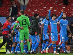 Atletico Blunt Toothless Man United To Make Champions League Quarters