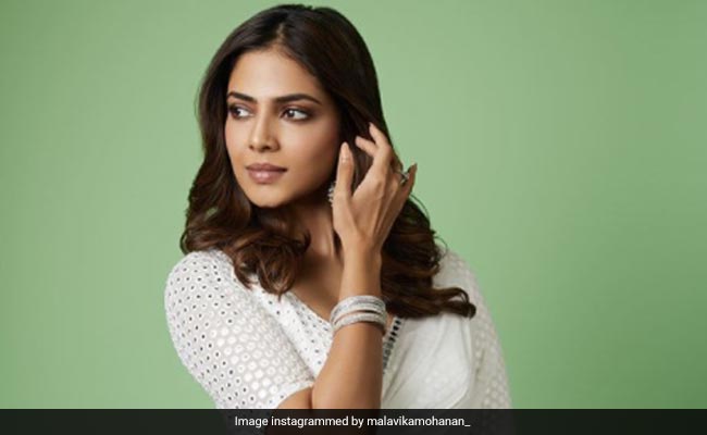 मालविका मोहनन ने पहनी व्हाइट साड़ी तो फैंस बोले- स्वर्ग की अप्सरा लग रही हो