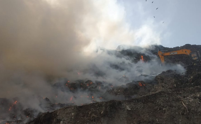 दिल्ली: गाजीपुर डंपिंग यार्ड में लगी भीषण आग, मंत्री गोपाल राय ने डीपीसीसी से रिपोर्ट तलब की