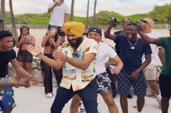 Viral: Sikh Man's Impromptu Dance In Miami Is A Whole Mood Viral: Sikh Man's Impromptu Dance In Miami Is A Whole Mood