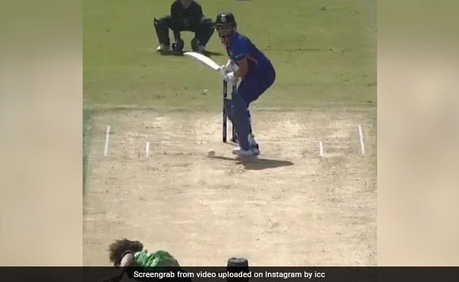 IND-W vs PAK-W: पाकिस्तानी गेंदबाज ने 'लेडी सहवाग' को लड्डू गेंद पर दिया चकमा, आउट होते ही उड़ गए होश, देखें Video