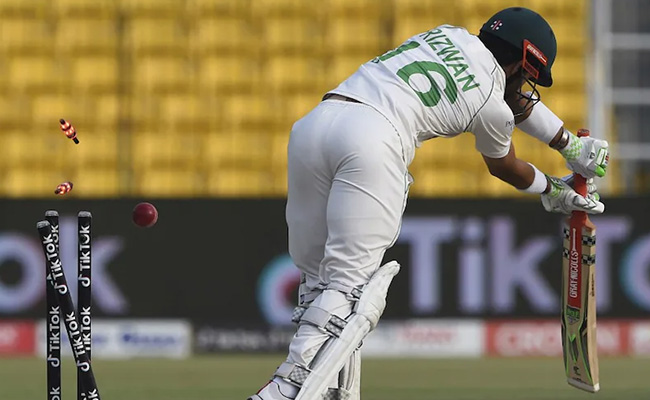 ऑस्ट्रेलिया के सामने पाकिस्तान की बल्लेबाजी ताश के पत्तों की तरह ढही तो ट्विटर पर फैंस ने टीम को लिया आडें हाथों
