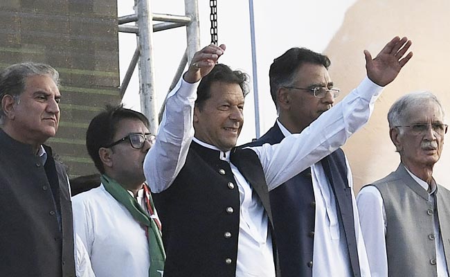 पाकिस्तान : अविश्वास प्रस्ताव पर वोटिंग से पहले ही चौतरफा घिरे PM इमरान आज राष्ट्र को करेंगे संबोधित