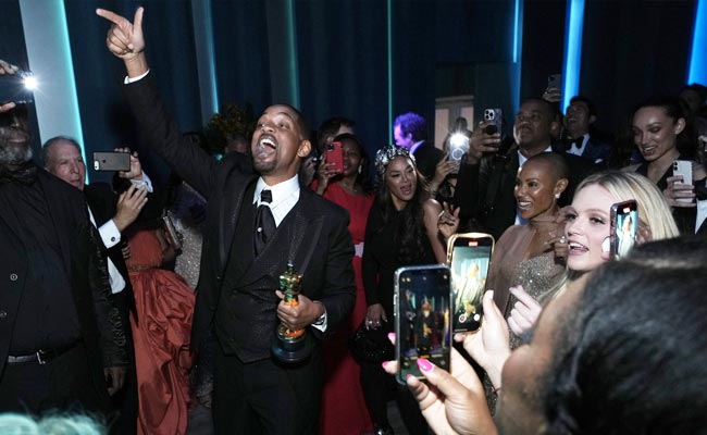 Oscars 22 Will Smith S Jig Selfies At Oscars Afterparty After Chris Rock Slap Oscars 22 Will Smith S Jig Selfies At Oscars Afterparty After Chris Rock Slap