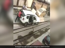 तेंदुए ने मचाया तहलका, गली में लगा रहा था दौड़, पीछे-पीछे भाग रहे थे लोग और फिर... - देखें Video तेंदुए ने मचाया तहलका, गली में लगा रहा था दौड़, पीछे-पीछे भाग रहे थे लोग और फिर... - देखें Video