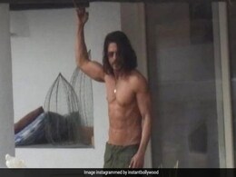 Shah Rukh Khan की लंबे बालों में शर्टलेस तस्वीर देख क्रेजी हुए फैंस बोले- पठान? Shah Rukh Khan की लंबे बालों में शर्टलेस तस्वीर देख क्रेजी हुए फैंस बोले- पठान?