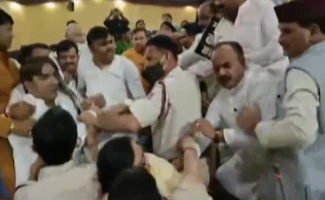 Watch: BJP, AAP Councillors Clash Over Comment Against Arvind Kejriwal