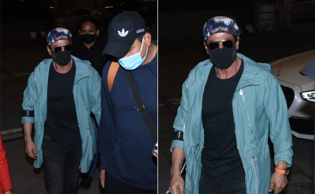Shah Rukh Khan Hugs Driver, Greets Security Personnel At Airport As He Leaves For A Flight