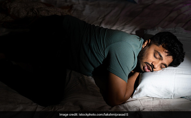 Dry Mouth: रात में सोते हुए सूखा हुआ महसूस होता है मुंह तो इस तरह दूर करें ये दिक्कत, अपनाएं असरदार घरेलू उपाय 