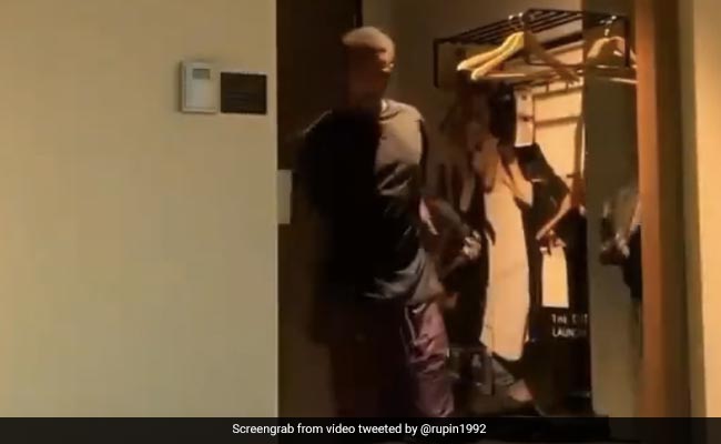 IPS ने शेयर किया Funny Video, बताया- किस तरह हमारे देश में आराम करते हैं पुलिसवाले