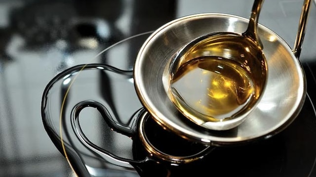 Olive oil is a good source of antioxidants such as polyphenols and vitamin E