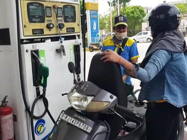 Petrol, Diesel Price: कच्चे तेल में आई नरमी, देश के अलग-अलग शहरों में ये हैं पेट्रोल-डीजल के ताजा रेट