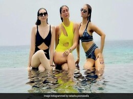 कपूर सिस्टर्स ने खूब लिया समंदर का मजा, स्विमवियर में पोज देती नजर आईं Kareena और Karisma कपूर सिस्टर्स ने खूब लिया समंदर का मजा, स्विमवियर में पोज देती नजर आईं Kareena और Karisma