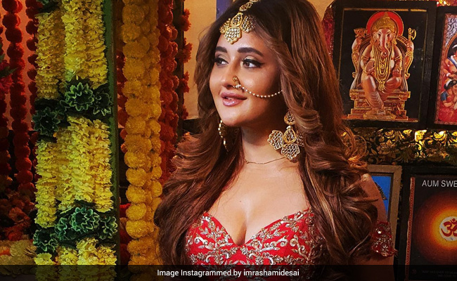 'नागिन 6' में रश्मि देसाई ने रिवील किया अपना लुक, 'लाल नागिन' को देखकर फैन्स ने यूं दिए रिएक्शन