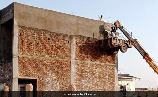 मजदूरों ने घर बनाने के लिए किया गजब जुगाड़, क्रेन के साथ टांग दी ट्रॉली, IPS ने तारीफ में कही ये बात