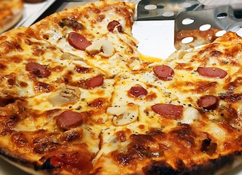 Chicken In The Crust!? This Delicious Pizza Recipe Comes With Chicken And Cheese Crust Chicken In The Crust!? This Delicious Pizza Recipe Comes With Chicken And Cheese Crust